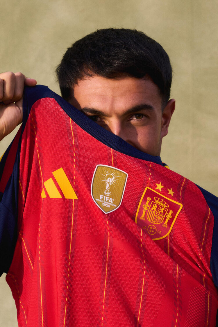 El centrocampista de la selección española Martín Zubimendi posa por primera vez con la camiseta con las dos estrellas por los dos títulos mundiales durante la concentración del equipo en la Ciudad del Fútbol de Las Rozas, Madrid. EFE/Adidas/SOLO USO EDITORIAL/SOLO DISPONIBLE PARA ILUSTRAR LA NOTICIA QUE ACOMPAÑA (CRÉDITO OBLIGATORIO)