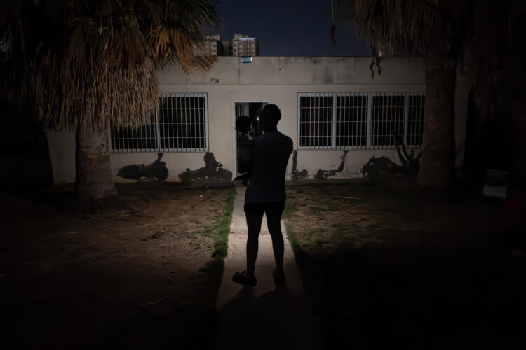 Fotografía del 6 de agosto de 2026 que muestra a un hombre cargando a un bebé durante un corte eléctrico, en Maracaibo (Venezuela). EFE/ Henry Chirinos