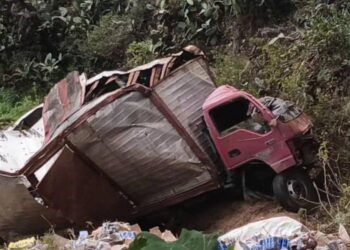 Un fallecido y un lesionado deja volcamiento de camión en Burbusay