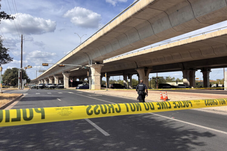 Un integrante de la Policía de Austin fue captado este 20 de septiembre al custodiar la zona donde un migrante venezolano de 28 años resultó gravemente herido tras recibir al menos dos disparos por parte de un agente del Servicio de Inmigración y Control de Aduanas (ICE), en Austin (TX, EE.UU.). EFE/Alejandra Arredondo