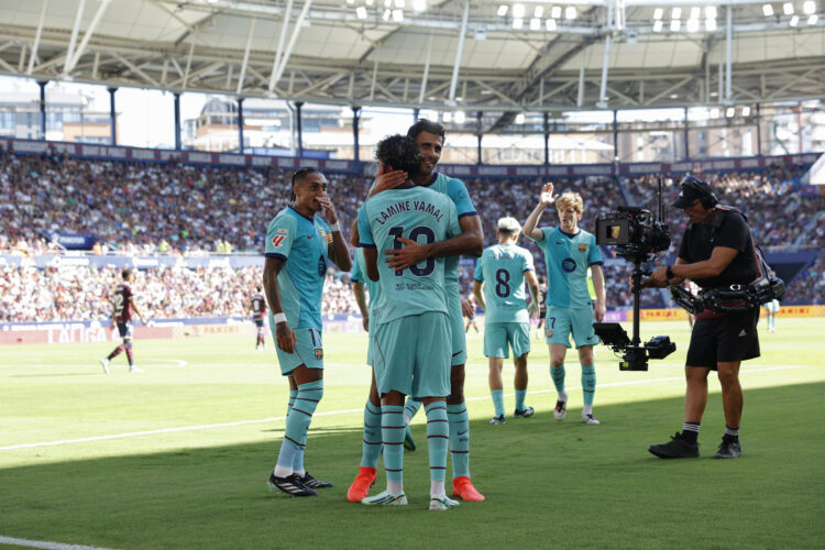 El delantero del FC Barcelona Lamine Yamal celebra con su compañero Rodri (d) tras anotar un tanto durante el encuentro correspondiente a la jornada 5 de LaLiga EA Sports disputado entre el Levante y el FC Barcelona este domingo en el estadio Ciutat de Valencia. EFE/ Biel Aliño