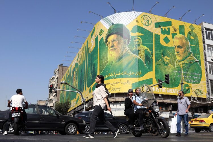 Iraníes transitan este sábado ante una valla publicitaria en Teherán que representa al exlíder de Hizbulá, Hasán Nasrala (2-I), al difunto líder supremo iraní, Alí Jameneí (c), y al asesinado comandante de la Fuerza Quds iraní, Qasem Soleimani. EFE/EPA/ABEDIN TAHERKENAREH RESTRICCIONES: SIN acceso a medios israelíes/cadenas de televisión en idioma persa fuera de Irán/Estrictamente SIN acceso a BBC Persian/VOA Persian/Manoto TV/Iran International TV. (Según lo ordenado por la Dirección General de Medios Extranjeros de Irán) --