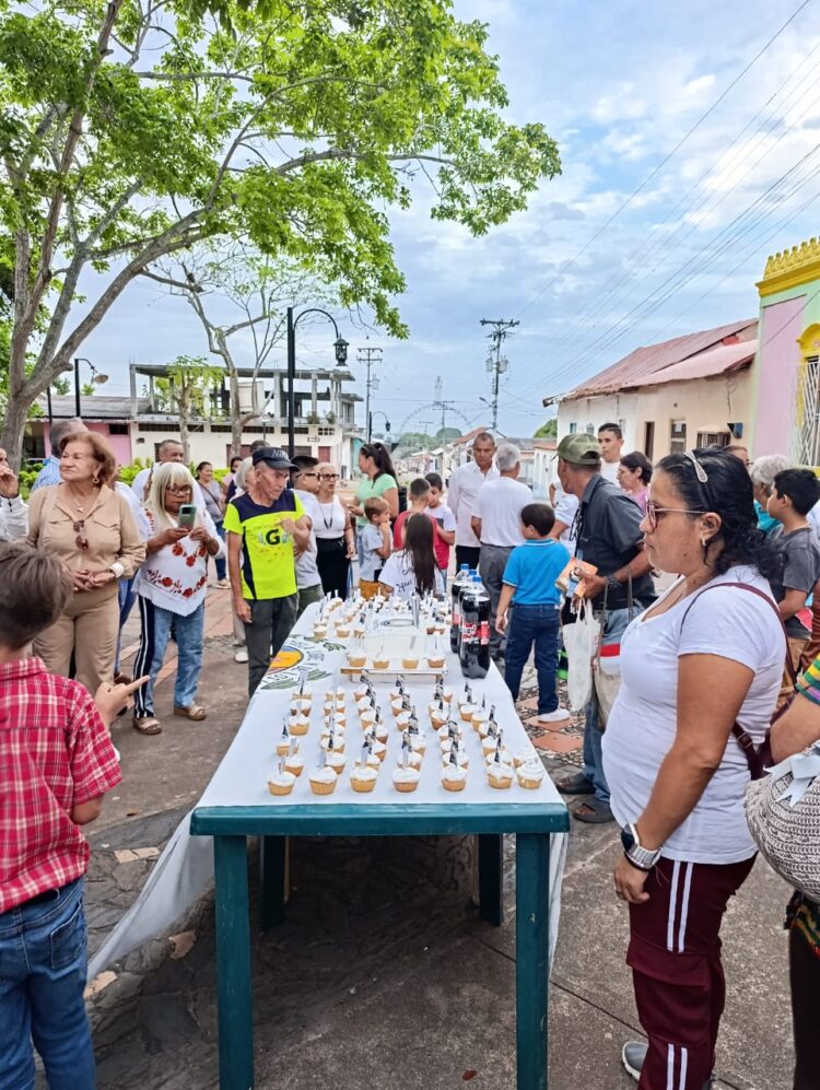 Pastel aniversario para todos en el Bulevar Benito Salillas