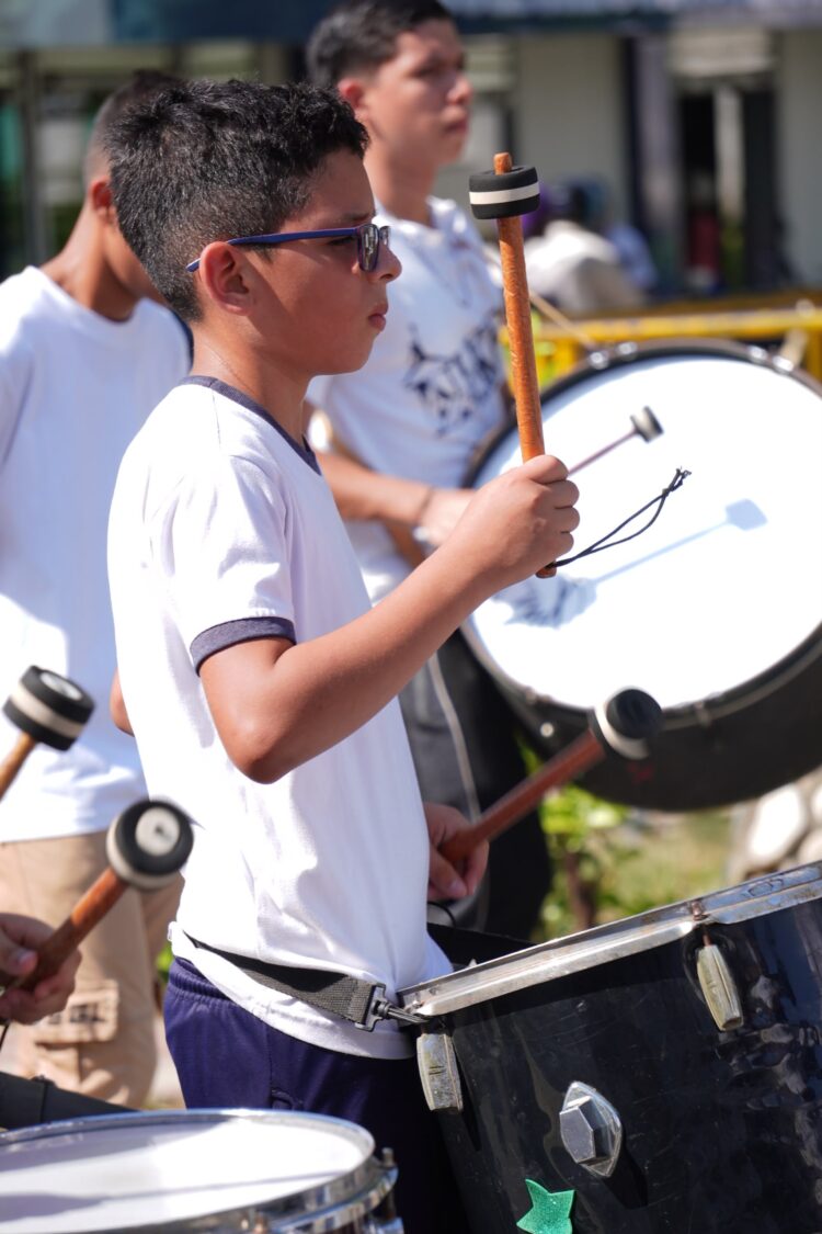Banda Show en plena ejecución de los instrumentos por la avenida Bolívar