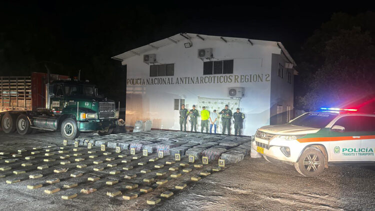 Fotografía cedida por la Policía Nacional de Colombia que muestra un cargamento de marihuana incautado en el departamento del Huila (Colombia). EFE/ Policía Nacional de Colombia
