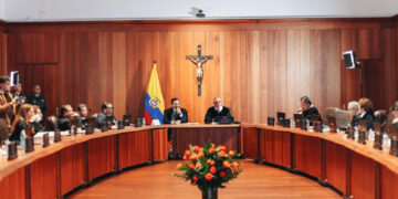 «Viva Cristo Rey», el lema de De la Espriella que abre el debate sobre política y religión