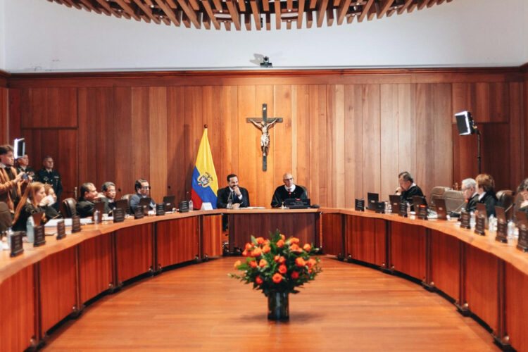 Fotografía cedida por la Presidencia de Colombia del mandatario Abelardo De la Espriella (c-i) asistiendo a una reunión en la Corte Suprema de Justicia este jueves en Bogotá (Colombia).EFE/ Presidencia de Colombia