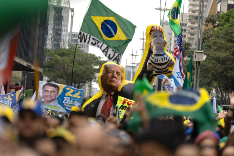 Seguidores del candidato a la Presidencia de Brasil Flavio Bolsonaro exhiben un muñeco inflable con la imagen del presidente de Estados Unidos, Donald Trump, durante una manifestación el 7 de septiembre de 2026 en la avenida Paulista de São Paulo (Brasil). EFE/ Isaac Fontana