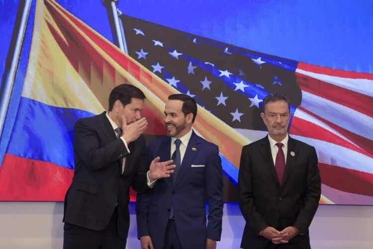 El presidente de Colombia, Abelardo de la Espriella (c), habla con el secretario de Estado de EE.UU., Marco Rubio (i), junto al ministro de Exteriores de Colombia, Omar Bula Escobar, este martes, en Barranquilla (Colombia). EFE/ Ricardo Maldonado Rozo