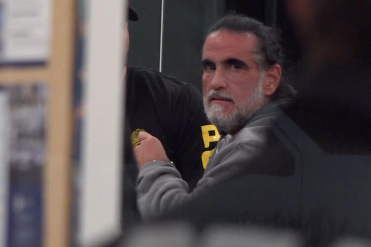 Fotografía que muestra al empresario colombiano Alex Saab escoltado por agentes de la DEA a su llegada al aeropuerto de Opa-locka, en el condado de Miami-Dade (EE.UU.). EFE/ Antoni Belchi ARCHIVO