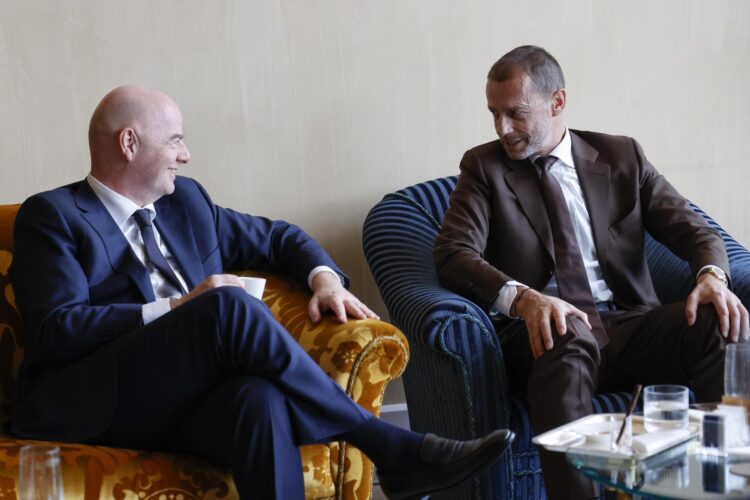 Fotografía de archivo del 3 de febrero, en la que puede verse al presidente de la FIFA, Gianni Infantino (i), junto al de la UEFA, Aleksander Ceferin (d), durante una reunión en Roma. EFE/ FABIO FRUSTACI