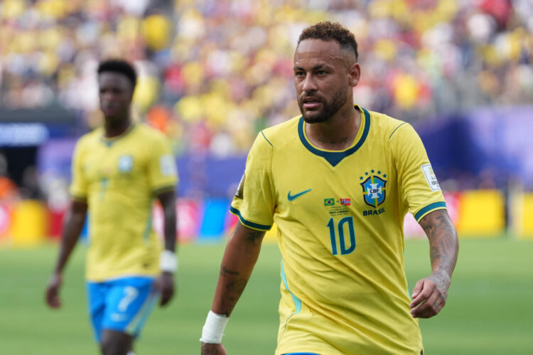 Sin Neymar (d), pero con Vinicius, (i), la selección brasileña dirigida por el italiano Carlo Ancelotti espera emprender un proceso renovador de cara al Mundial de 2030. Fotografía hecha el 5 de julio tras la eliminación del Mundial de Norteamérica ante Noruega. EFE/ Angel Colmenares