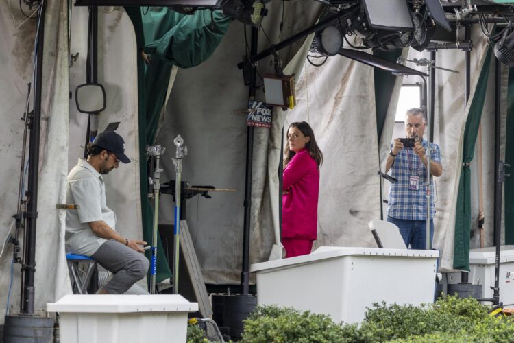 Fotografía del 18 de septiembre de 2026 de la corresponsal sénior de CNN en la Casa Blanca, Kristen Holmes (centro), trabajando en la cabina de transmisión de CNN situada en el Jardín Norte de la Casa Blanca en Washington D. C., Estados Unidos EFE/EPA/SHAWN THEW