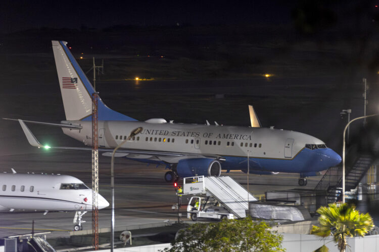 Fotografía que muestra el avión donde el secretario de Energía de EE.UU., Chris Wright, llegó este martes, a Venezuela para la firma de un nuevo contrato de la empresa estadounidense Chevron en la Faja Petrolífera del Orinoco, en el aeropuerto Simón Bolívar en Maiquetía (Venezuela). EFE/ Miguel Gutiérrez