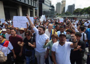 Protestas en Venezuela cobran fuerza por fallas eléctricas, bajos salarios y demandas políticas