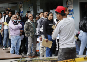 El riesgo de deportación azuza la carrera de los venezolanos por regularizarse en Colombia