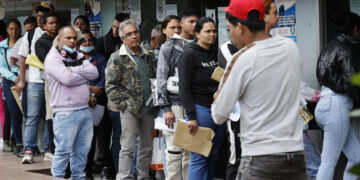 El riesgo de deportación azuza la carrera de los venezolanos por regularizarse en Colombia