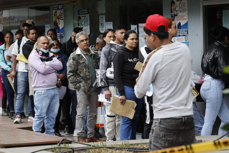 Fotografía del 3 de septiembre de 2026 que muestra a ciudadanos venezolanos tramitando documentación en una oficina de Migración Colombia, en Bogotá (Colombia). EFE/ Mauricio Dueñas Castañeda