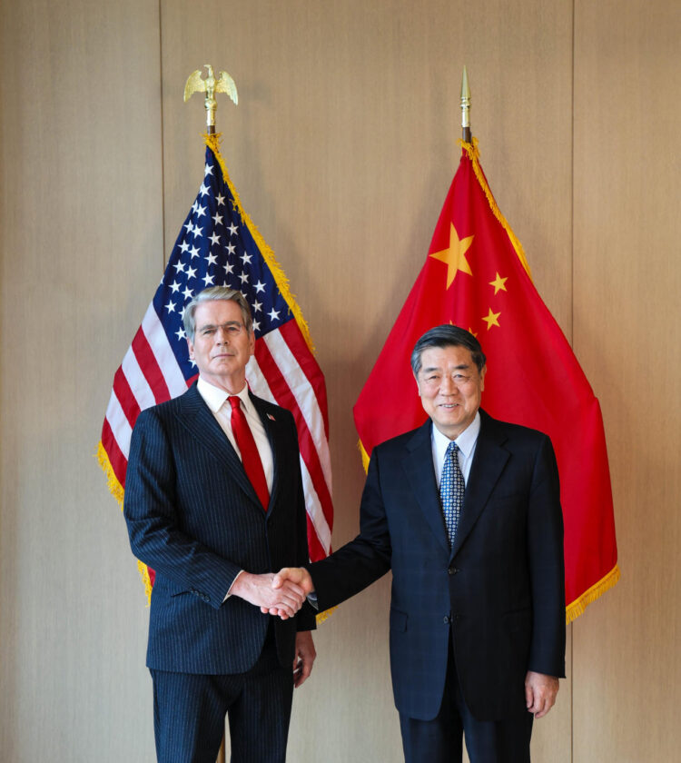 Fotografía tomada de la cuenta oficial en X del secretario del Tesoro de Estados Unidos, Scotte Bessent (i), @SecScottBessent posando junto a su homólogo de China, He Lifeng, este domingo. EFE/ @SecScottBessent