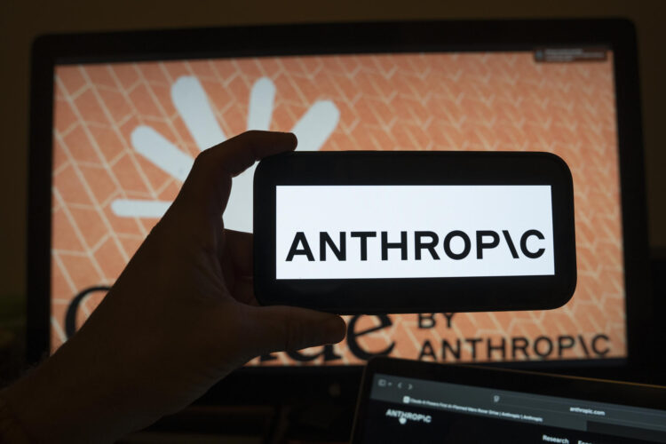 Una persona sostiene un teléfono con el logotipo de la inteligencia artificial (IA) Anthropic, en una fotografía de archivo. EFE/ Angel Colmenares