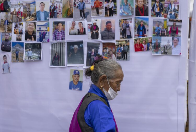 Kathmandu (Nepal), 16/09/2026.- Un familiar observa fotografías de personas que perdieron la vida en las repentinas inundaciones ocurridas cerca de la frontera entre Nepal y Tíbet, durante una ceremonia de oración en memoria de las víctimas de las crecidas repentinas del río Bhotekoshi, en la estupa de Boudhanath, Katmandú (Nepal), el 16 de septiembre de 2026.
EFE/EPA/NARENDRA SHRESTHA