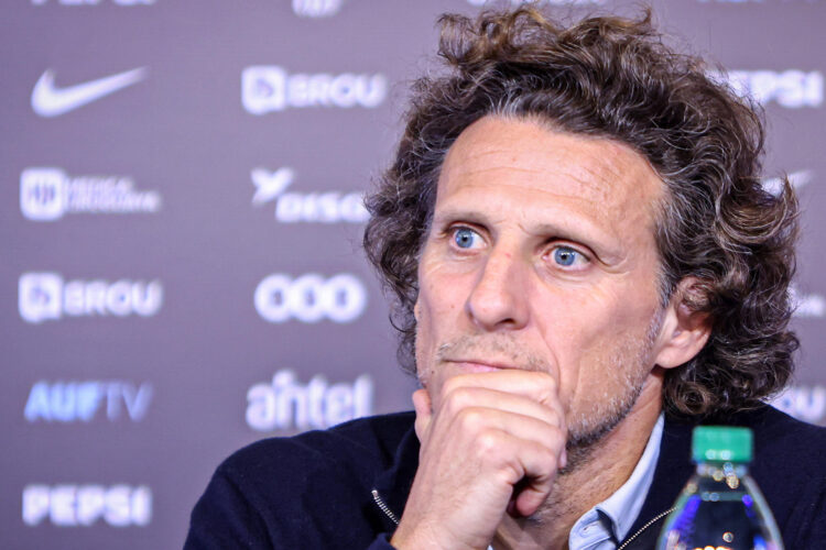 Fotografía del pasado 10 de agosto, en la que puede verse al exfutbolista Diego Forlán, durante su primera conferencia de prensa tras haberse convertido en el nuevo seleccionador de la selección sub-20 de Uruguay y de la absoluta de manera interina. EFE/ Gaston Britos