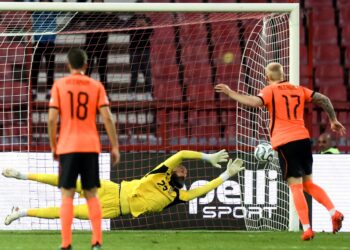 1-2. Meerdink sella el primer triunfo de la era Xavi