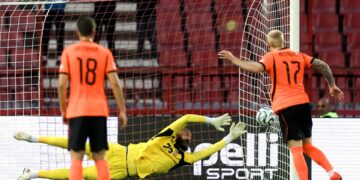 1-2. Meerdink sella el primer triunfo de la era Xavi