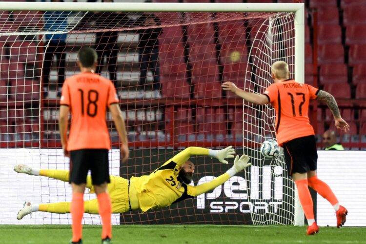 El jugador de Países Bajos Mexx Meerdink (d) logra el 0-1 durante el partido de la segunda jornada de la UEFA Nations League entre Serbia y Países Bajos en Begrado, Serbia. EFE/EPA/ANDREJ CUKIC