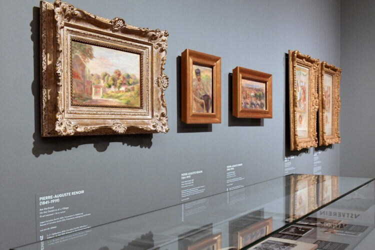 Dos individuos intentaron robar este martes cuatro obras de arte del museo Auguste Renoir de la localidad mediterránea Cagnes-sur-Mer, en el sureste de Francia, pero abandonaron dos de ellas durante su huida, informó el alcalde de la localidad, Bryan Masson. En la imagen de archivo, varias obras del artista Pierre-Auguste Renoir expuestas en un museo de Bonn. EFE/ Sascha Steinbach