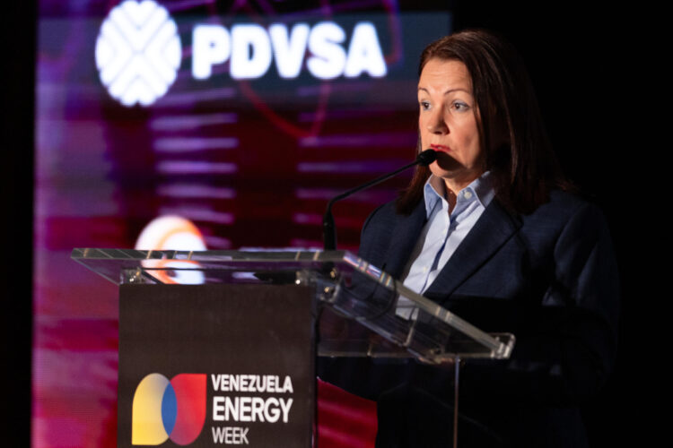 Fotografía de archivo, tomada el pasado 19 de agosto, en la que se captó a la ministra venezolana de Hidrocarburos, Paula Henao, durante el evento Venezuela Energy Week, en Houston (TX, EE.UU.). EFE/Carlos Ramírez