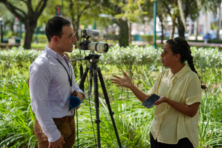 Liz Rebecca Alarcón, habitante de Doral, habla durante una entrevista con EFE este martes en Doral, Miami (Estados Unidos). En medio del récord de más de 50.000 arrestos migratorios a nivel nacional en agosto, la cifra más alta del segundo mandato de Trump, vecinos, negocios y líderes comunitarios publican imágenes a diario de la presencia de ICE y comercios vacíos en cuentas de redes sociales, como 'Qué pasa en Doral'. EFE/ Alberto Boal