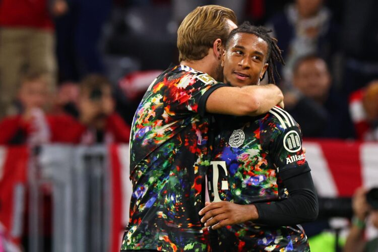 Michael Olise (D) celebra con Harry Kane el 3-0 del Bayern ante el Union Berlin. EFE/EPA/ANNA SZILAGYI