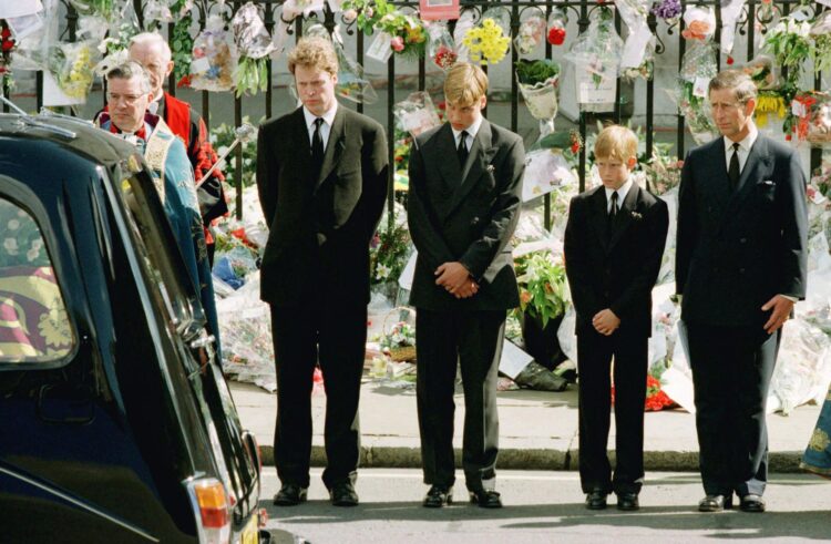 Foto de archivo del funeral de la princesa Diana de Gales (Lady Di) el 6 de septiembre de 1997, que muestra al hermano de Diana, el conde Charles Spencer (4-d), junto al príncipe Guillermo (3-d), y el príncipe Enrique (2-d), y el príncipe heredero Carlos (d), junto al coche fúnebre que transportaba el ataúd de Diana, en Londres. EFE/AP/Jeff J. Mitchell/POOL