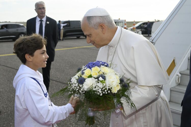 Un niño entrega un ramo de flores al papa León XIV a su llegada a Metz, Francia, el 28 de septiembre de 2026, en la última etapa de su viaje apostólico. EFE/EPA/VATICAN MEDIA HANDOUT HANDOUT SOLO USO EDITORIAL/SIN VENTAS