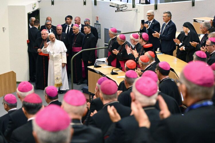 El papa León XIV (c-i, atrás) saluda mientras se reúne con Obispos de la Conferencia Episcopal Francesa en el Salón Santa Bernardita del Santuario de Nuestra Señora de Lourdes, en la localidad de Lourdes, Francia, el 27 de septiembre de 2026. El viaje apostólico del Pontífice a Francia se desarrolla del 25 al 28 de septiembre bajo el lema "Para que el mundo tenga vida". (Papa, Francia) EFE/EPA/MAURIZIO BRAMBATTI