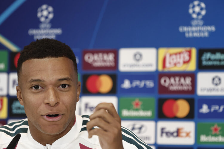 El delantero francés del Real Madrid Kylian Mbappe durante la rueda de prensa posterior al entrenamiento realizado este lunes en la Ciudad Deportiva de Valdebebas, previo al partido de Liga de Campeones contra el Inter de Milan que el equipo disputa mañana en el estadio Santiago Bernabéu. EFE/Sergio Pérez