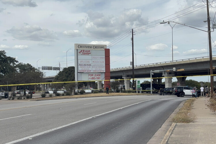 Fotografía que muestra la zona donde un migrante venezolano de 28 años resultó gravemente herido tras recibir al menos dos disparos por parte de un agente del Servicio de Inmigración y Control de Aduanas (ICE), en Austin (Estados Unidos). EFE/ Alejandra Arredondo
