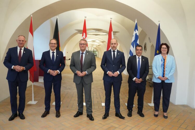 - El Ministro de Inmigración e Integración de Dinamarca, Morten Boedskov (C), el Ministro de Asilo y Migración y Viceprimer Ministro de los Países Bajos, Bart van den Brink (3-R), el Ministro del Interior de Alemania, Alexander Dobrindt (2-L), el Ministro del Interior de Austria, Gerhard Karner (L), y el Ministro de Asilo y Migración de Grecia, Thanos Plevris (2-R), posan para una foto de familia tras la reunión de los ministros de migración e interior de los países del 'Grupo de Cinco' en Copenhague, Dinamarca, 04 de septiembre de 2026. (Dinamarca, Alemania, Grecia, Países Bajos; Holanda, Copenhague) EFE/EPA/Liselotte Sabroe DINAMARCA FUERA