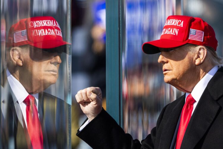 Fotografía de archivo en la que se captó al presidente de Estados Unidos, Donald Trump, durante un mitin proselitista, en Lititz (Pensilvania, EE.UU.). EFE/Jim Lo Scalzo
