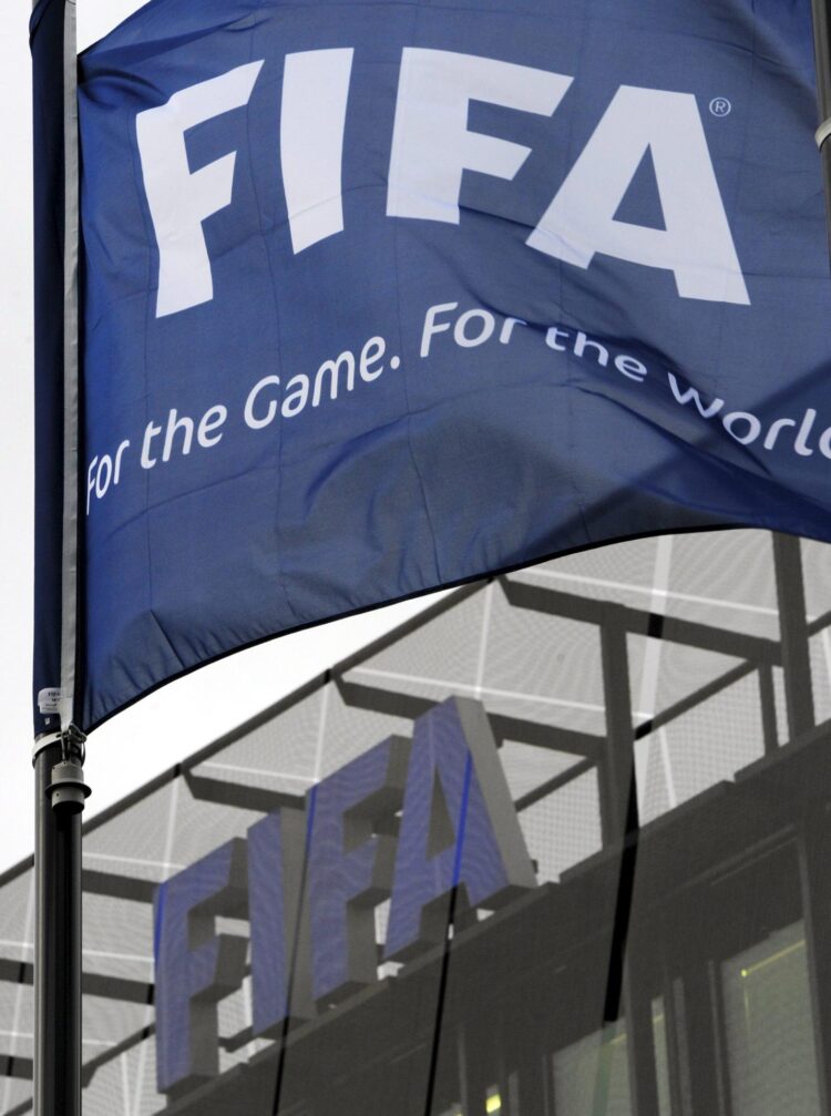 Una bandera de la Federación Internacional de Fútbol Asociación (FIFA, en siglas en inglés) ondea frente a su sede en Zúrich, en foto de archivo de STEFFEN SCHMIDT. EFE