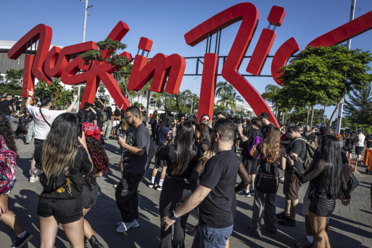 Personas asisten al festival de música Rock in Rio 2026 en Río de Janeiro (Brasil). EFE/ André Coelho