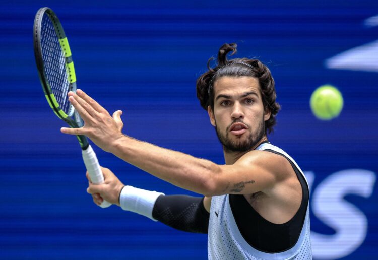 Carlos Alcaraz de España devuelve una bola contra Tommy Paul de Estados Unidos, durante los octavos de final individuales masculinos del Abierto de Estados Unidos de tenis en Flushing Meadows, Nueva York (EE. UU.). EFE/EPA/CRISTOBAL HERRERA-ULASHKEVICH