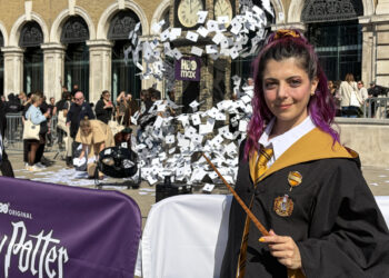 Fans de Harry Potter celebran en Londres la vuelta a Hogwarts antes de estreno de la serie