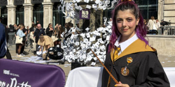 Fans de Harry Potter celebran en Londres la vuelta a Hogwarts antes de estreno de la serie