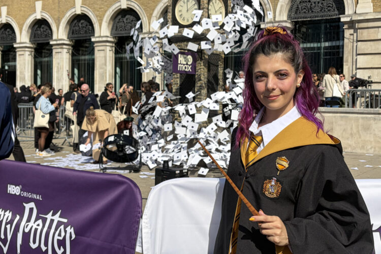 Como cada 1 de septiembre, miles de seguidores de la saga fantástica de 'Harry Potter' se reúnen en Londres para celebrar el inicio de curso y la salida del tren desde la capital británica hacia la escuela ficticia de magia y hechicería de Hogwarts desde el mítico andén 9 y 3/4. EFE/ Guillermo Garrido