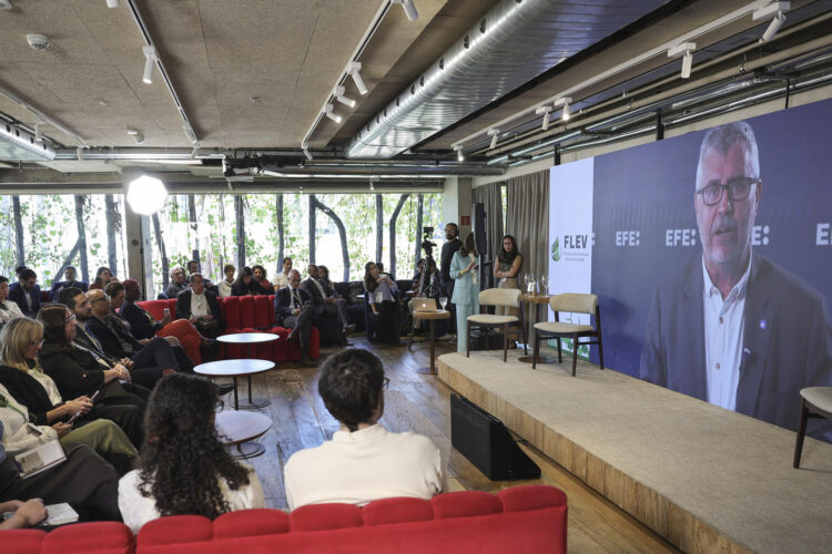 El presidente de la Agencia EFE, Miguel Ángel Oliver (d), participa a través de una videoconferencia en el IV Foro Latinoamericano de Economía Verde (FLEV) este jueves, en Sao Paulo (Brasil). Oliver defendió la necesidad urgente de "convertir los compromisos en resultados" y acercar las grandes metas globales a "soluciones concretas" frente a una crisis climática que no deja de enviar señales en todo el planeta. EFE/ Sebastiao Moreira