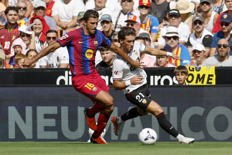 El jugador del Barcelona Rodrigo Hernández, y el jugador del Valencia Jesús Vázquez, durante el partido de la jornada 4 de LaLiga entre Valencia y Barcelona, este domingo en el estadio de Mestalla.EFE/ Kai Forsterling
