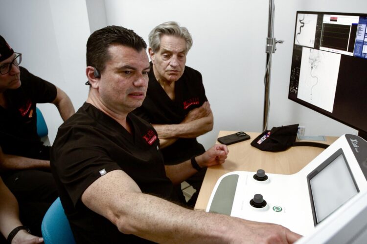 Durante un accidente cerebrovascular isquémico, el cerebro puede perder cerca de dos millones de neuronas por minuto, por lo que el tiempo en que se recibe un tratamiento es clave para disminuir el riesgo de muerte y secuelas; por esto, la empresa XCath realizó este año en Panamá, con su sistema Iris, la primera trombectomía mecánica telerrobótica a distancia en un paciente con ictus. EFE/ XCath