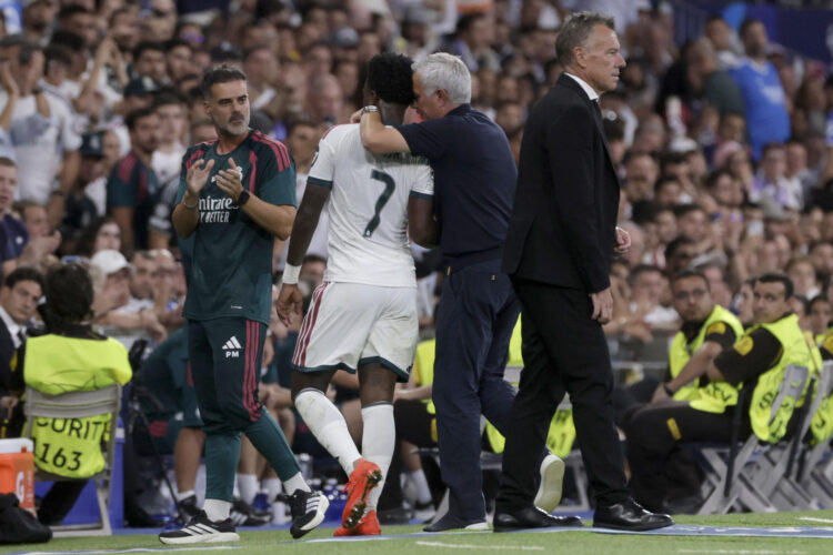 El delantero brasileño del Real Madrid, Vinicius Junior, abandona el terreno de juego acompañado por el técnico portugues, Jose Mourinho, durante el encuentro correspondiente a la Liga de Campeones que disputan Real Madrid e Inter de Milán, este martes en el estadio Santiago Bernabéu, en Madrid. EFE/Juanjo Martín.